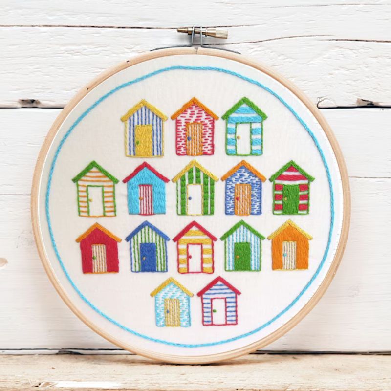 Beach Huts - buntes Handstickmuster, von Stitchdoodles Design
