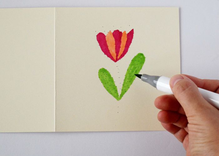 Malen Sie die Blume mit Markern aus