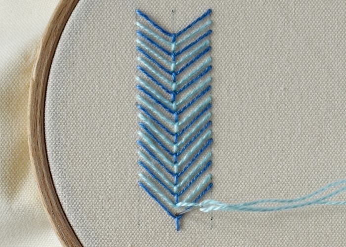 Zweifarbige Fliegenstich-Stickerei Schritt 5